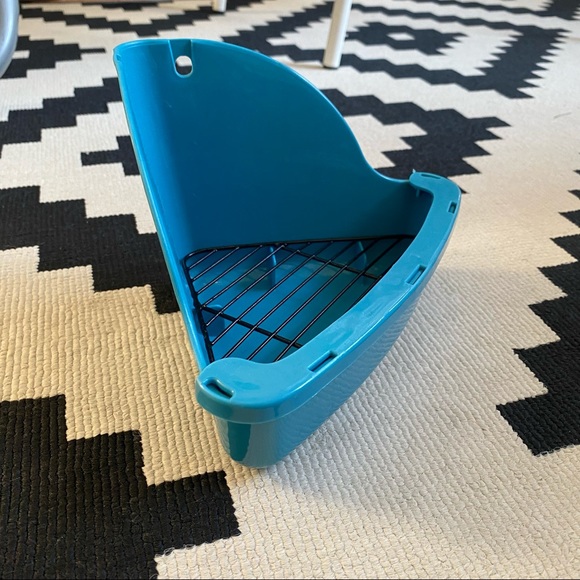 ⭐️ HOST PICK ⭐️ Small Pet Scatterless Litter Pan - Picture 3 of 3